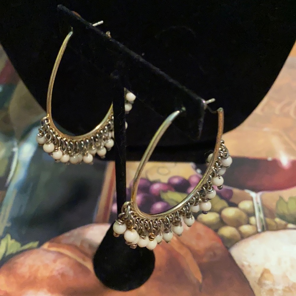 Gold tone white beads dangle earrings OS